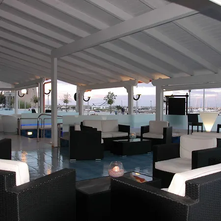 Cote D'est Hotell 3*